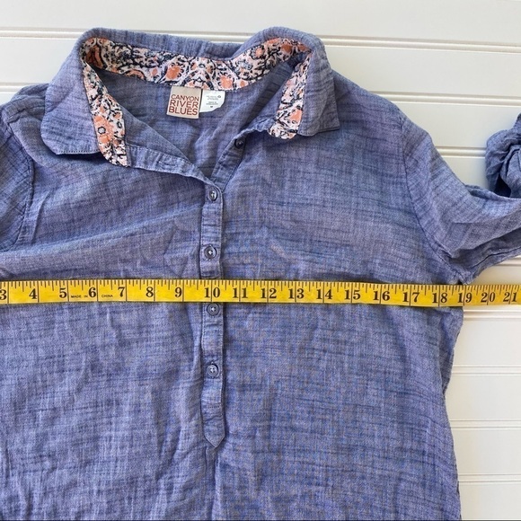 Tunic top Size Medium blue chambray - Picture 7 of 8